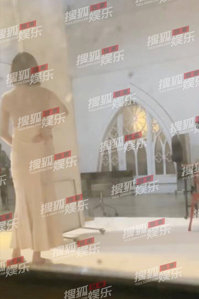 quach tinh ly a bang khoe nhan xuat hien tai tiem anh cuoi nghi sap ket hon lan 2 voi ban gai kem 19 tuoi 031