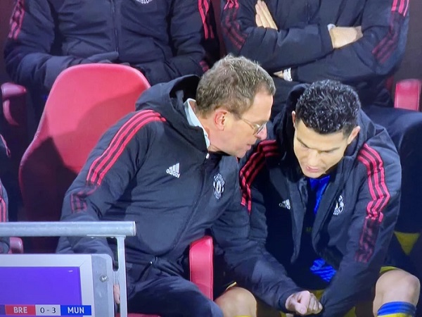 ronaldo gian doi nem ao khi bi thay som hlv mu phai ra suc an ui 01 ronaldo gian doi nem ao khi bi thay som hlv mu phai ra suc an ui 01