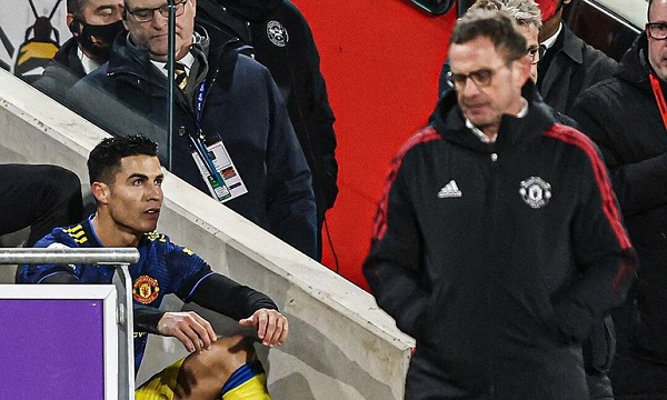 ronaldo gian doi nem ao khi bi thay som hlv mu phai ra suc an ui 02 ronaldo gian doi nem ao khi bi thay som hlv mu phai ra suc an ui 02
