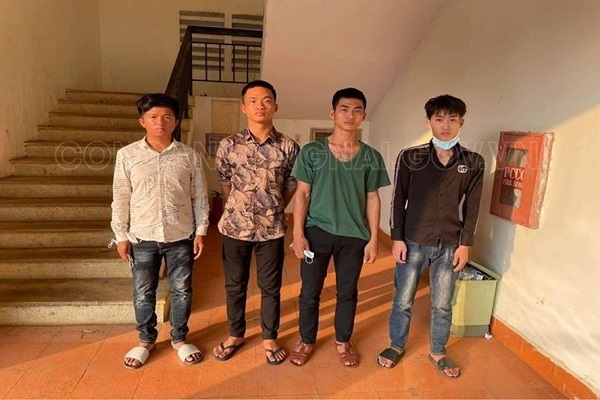 bi chem dut lia tay khi dang ngoi nhau trong nha 01 bi chem dut lia tay khi dang ngoi nhau trong nha 01