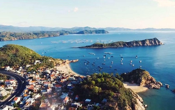 phu yen truot chan khi chup anh 2 du khach bi song cuon tu vong 01 phu yen truot chan khi chup anh 2 du khach bi song cuon tu vong 01