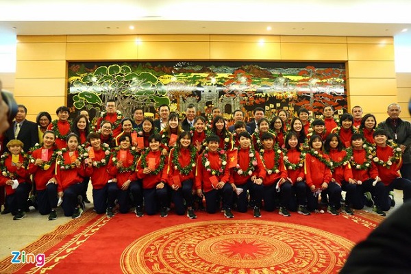 hlv truong mai duc chung cung cac tuyen thu va ban huan luyen doi tuyen bong da nu viet nam ve nuoc trong niem vui suong hanh phuc sau chuoi ngay nhoc nhan nhung day vinh quang 05 hlv truong mai duc chung cung cac tuyen thu va ban huan luyen doi tuyen bong da nu viet nam ve nuoc trong niem vui suong hanh phuc sau chuoi ngay nhoc nhan nhung day vinh quang 05