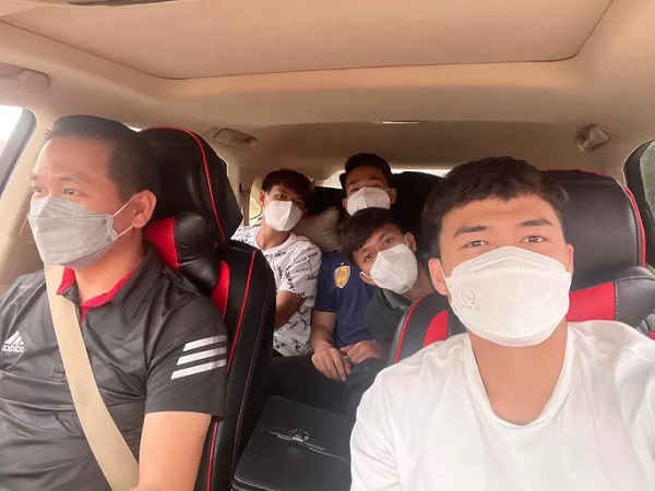 4 cau thu u23 viet nam di duong bo sang campuchia 01