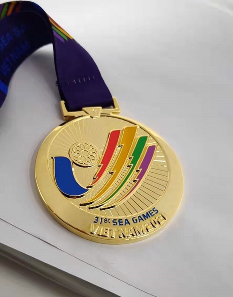 can canh bo huy chuong sea games 31 duoc thiet ke cong phu ma vang 24k 01 can canh bo huy chuong sea games 31 duoc thiet ke cong phu ma vang 24k 01