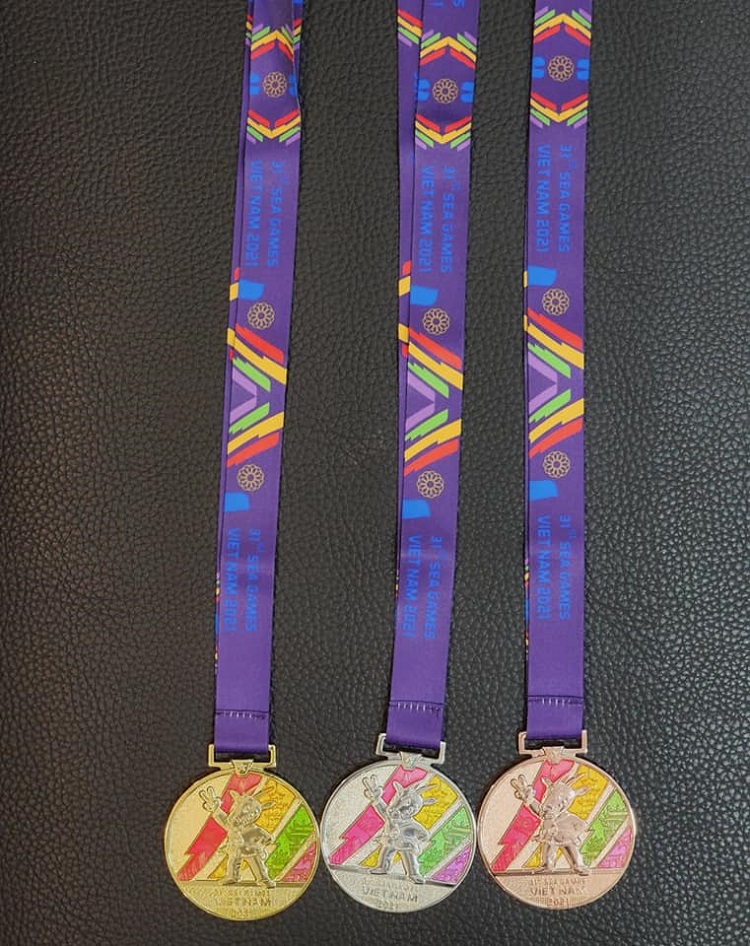can canh bo huy chuong sea games 31 duoc thiet ke cong phu ma vang 24k 02 can canh bo huy chuong sea games 31 duoc thiet ke cong phu ma vang 24k 02