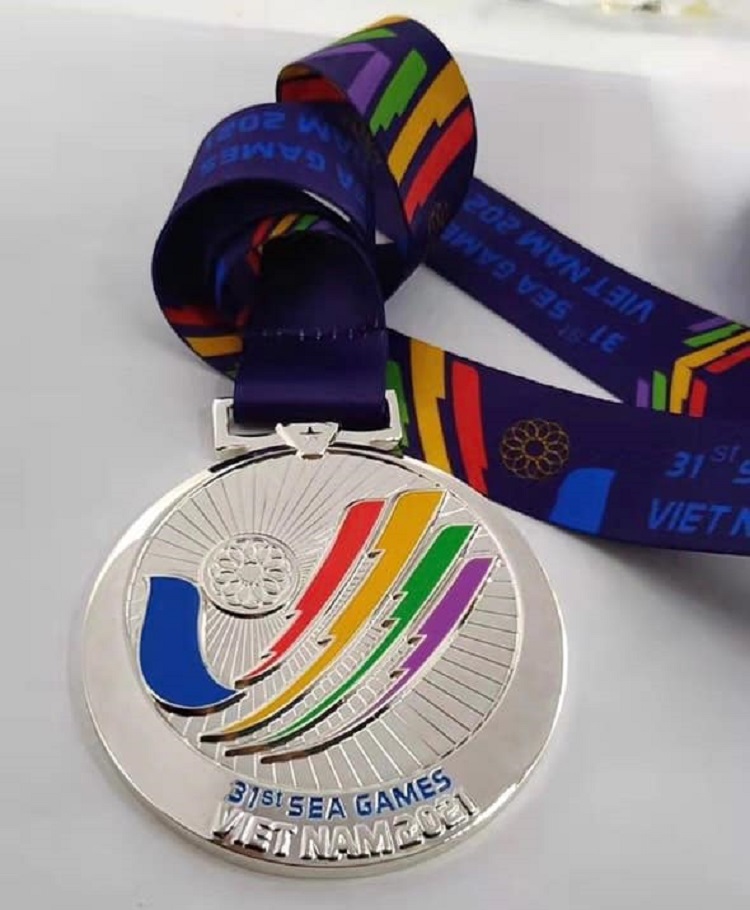 can canh bo huy chuong sea games 31 duoc thiet ke cong phu ma vang 24k 03 can canh bo huy chuong sea games 31 duoc thiet ke cong phu ma vang 24k 03