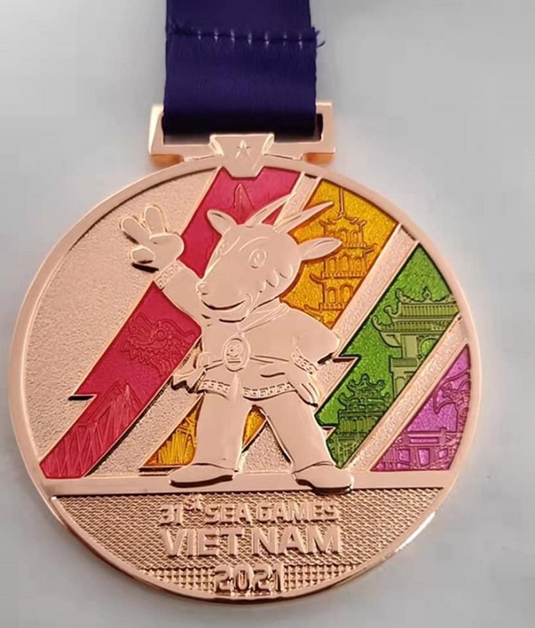 can canh bo huy chuong sea games 31 duoc thiet ke cong phu ma vang 24k 04 can canh bo huy chuong sea games 31 duoc thiet ke cong phu ma vang 24k 04