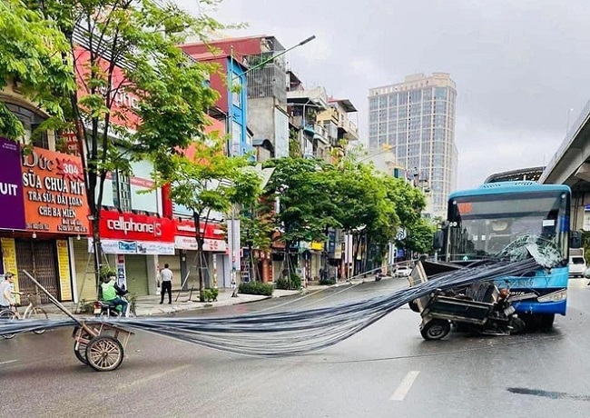 ha noi xe ba gac cho sat di nguoc chieu dam thung kinh xe buyt 01