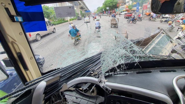 ha noi xe ba gac cho sat di nguoc chieu dam thung kinh xe buyt 03