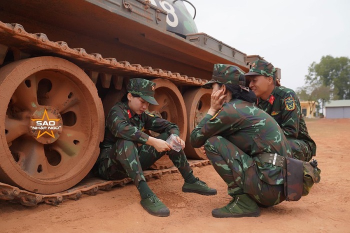 hoa minzy khoc nac tren thao truong vi nho con trong sao nhap ngu 2022 02 hoa minzy khoc nac tren thao truong vi nho con trong sao nhap ngu 2022 02
