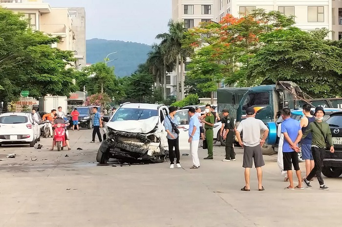 quang ninh xe ban tai dam hong hang loat o to do ben duong 021