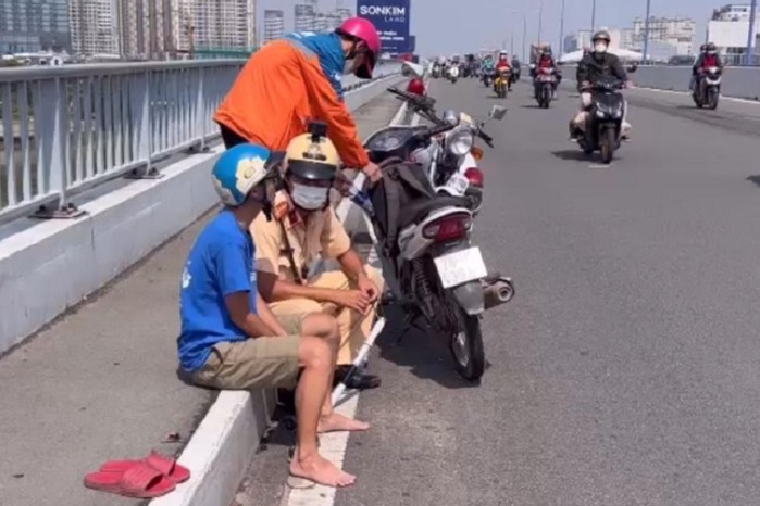 csgt kip thoi ngan can nguoi dan ong dinh nhay cau sai gon tu tu 01 csgt kip thoi ngan can nguoi dan ong dinh nhay cau sai gon tu tu 01