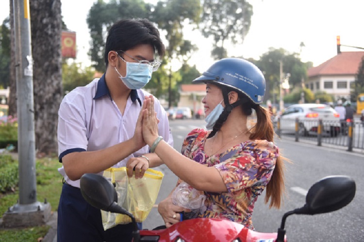 hinh anh cac thi sinh thi mon cuoi cung trong ky tuyen sinh vao 10 o tp hcm 08 hinh anh cac thi sinh thi mon cuoi cung trong ky tuyen sinh vao 10 o tp hcm 08
