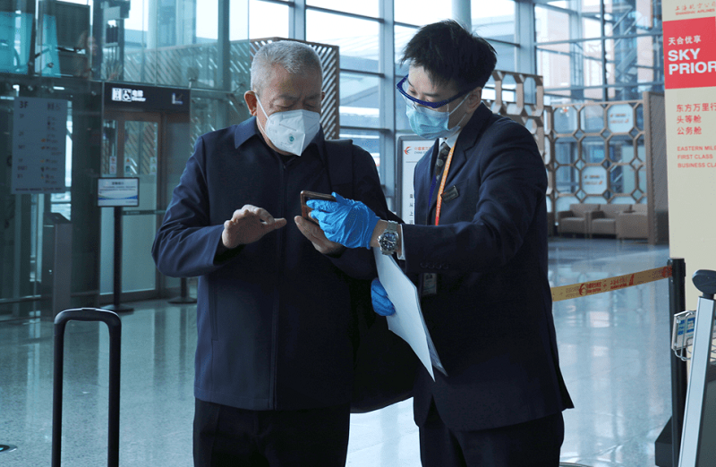 trung quoc nguoi dan ong khong the len may bay vi giay xet nghiem covid 19 qua han 3 phut 01