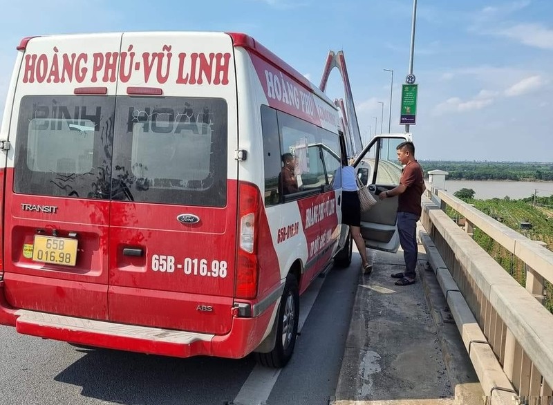 xuc dong truoc nghia cu dep cua nam tai xe khi kip thoi giup do 2 me con tren cau nhat tan 02 xuc dong truoc nghia cu dep cua nam tai xe khi kip thoi giup do 2 me con tren cau nhat tan 02