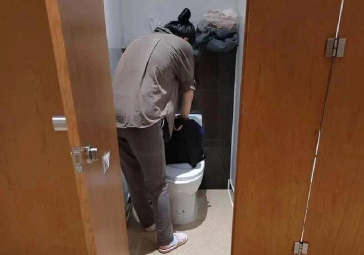 that nghiep vi tung mac covid 19 nguoi phu nu phai ngu trong nha ve sinh cong cong 01 that nghiep vi tung mac covid 19 nguoi phu nu phai ngu trong nha ve sinh cong cong 01