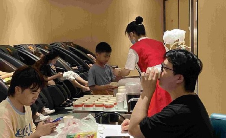 nguoi sang lap haidilao tu tiem an 4 chiec ban den de che lau huyen thoai 02 nguoi sang lap haidilao tu tiem an 4 chiec ban den de che lau huyen thoai 02