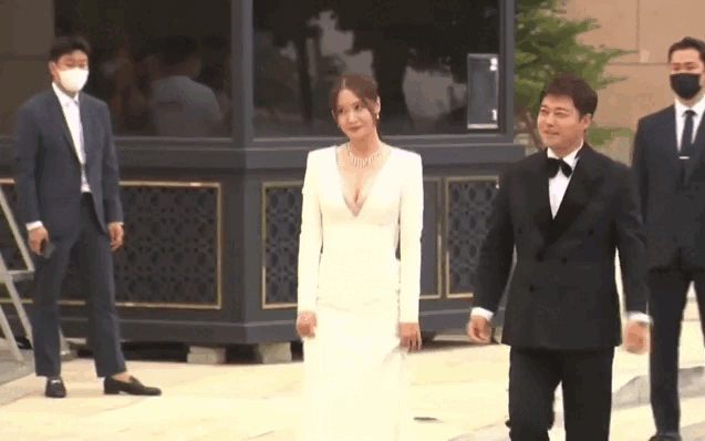 yoona voi voc dang quyen ru du tham do blue dragon series awards 02 yoona voi voc dang quyen ru du tham do blue dragon series awards 02