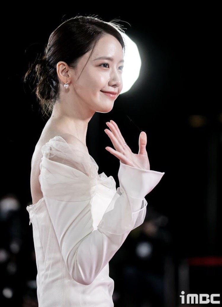 yoona voi voc dang quyen ru du tham do blue dragon series awards 04 yoona voi voc dang quyen ru du tham do blue dragon series awards 04