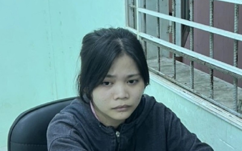 video thieu nu vao tiem vang thu nhan roi bo chay 01