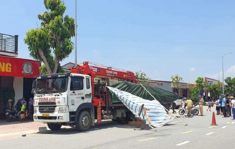 xe dap va cham voi xe tai cho go be 9 tuoi tu vong 01