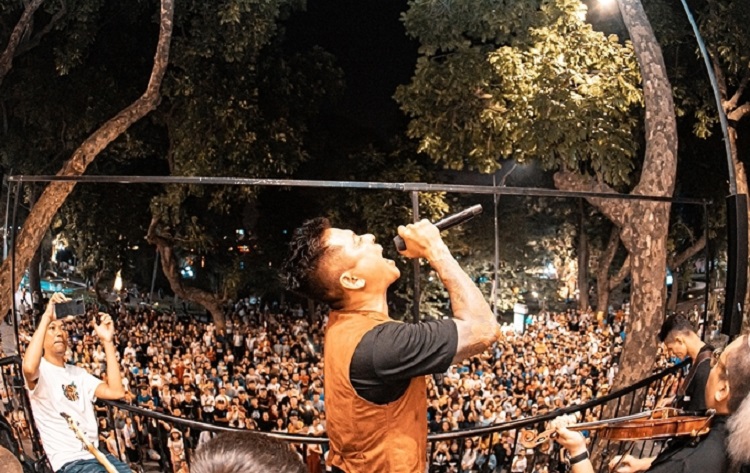 tuan hung bi phat 12 5 trieu dong vi to chuc liveshow tren ban cong khong xin phep 01 tuan hung bi phat 12 5 trieu dong vi to chuc liveshow tren ban cong khong xin phep 01