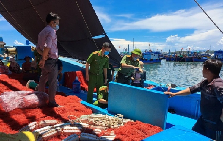 5 ngu dan nnh thuan ngat khi trong ham tau ca 1 nguoi tu vong 01 5 ngu dan nnh thuan ngat khi trong ham tau ca 1 nguoi tu vong 01