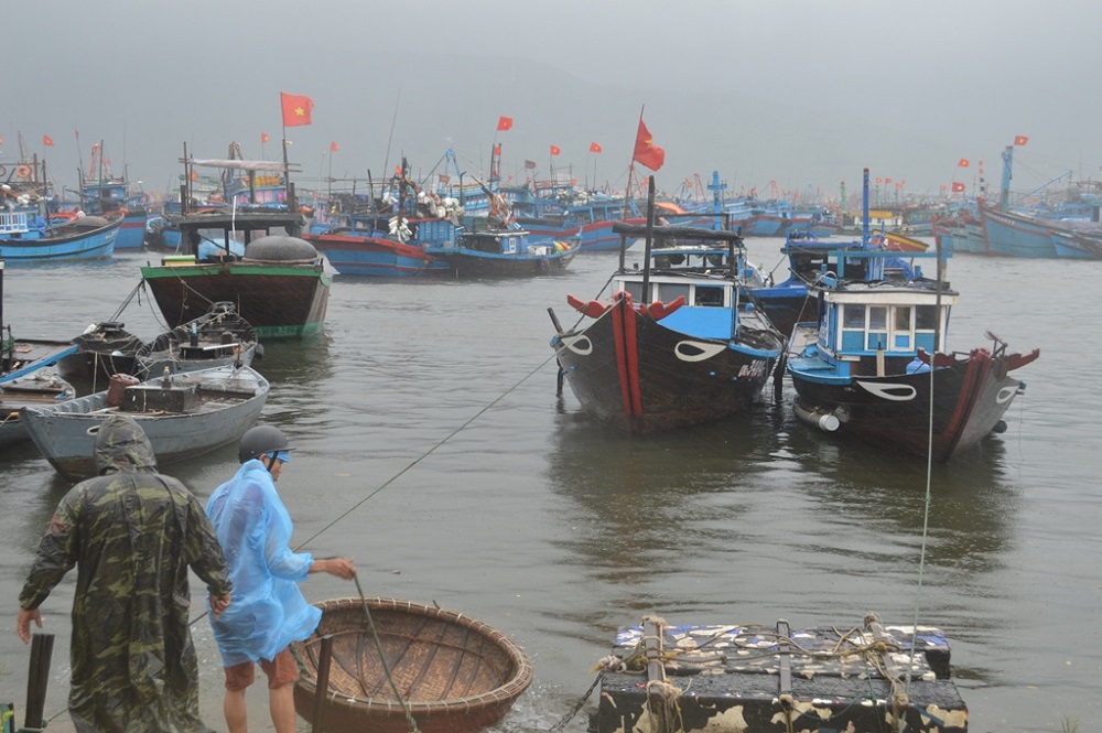 bao noru di vao bien dong thua thien hue ban phao hieu goi tau thuyen den noi an toan 02