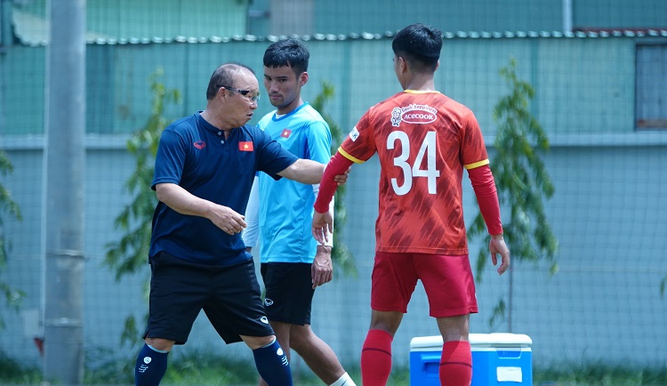 hlv park hang seo nghiem khac chi day tien dao vuot cap 02 hlv park hang seo nghiem khac chi day tien dao vuot cap 02