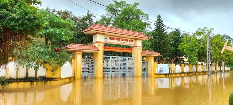 nuoc lu bua vay nha dan truong hoc o ha tinh 02 nuoc lu bua vay nha dan truong hoc o ha tinh 02