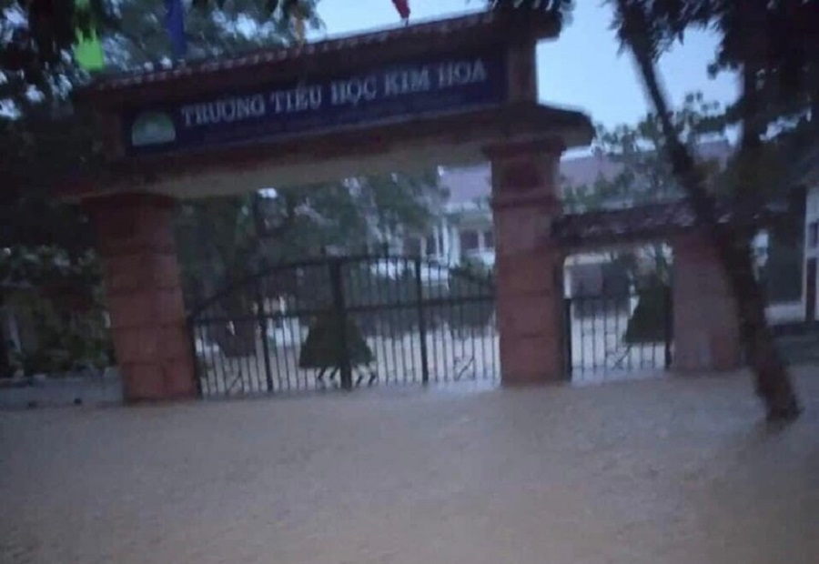 nuoc lu bua vay nha dan truong hoc o ha tinh 03 nuoc lu bua vay nha dan truong hoc o ha tinh 03