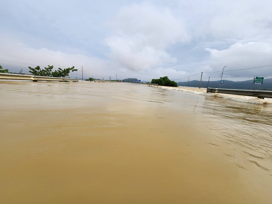 nuoc lu bua vay nha dan truong hoc o ha tinh 07 nuoc lu bua vay nha dan truong hoc o ha tinh 07
