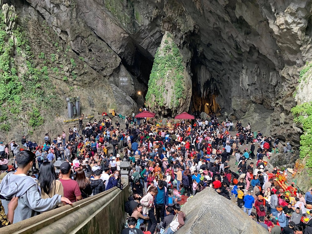du khach chen chan chat cung o chua huong mat ca tieng moi nhich duoc 500m 02