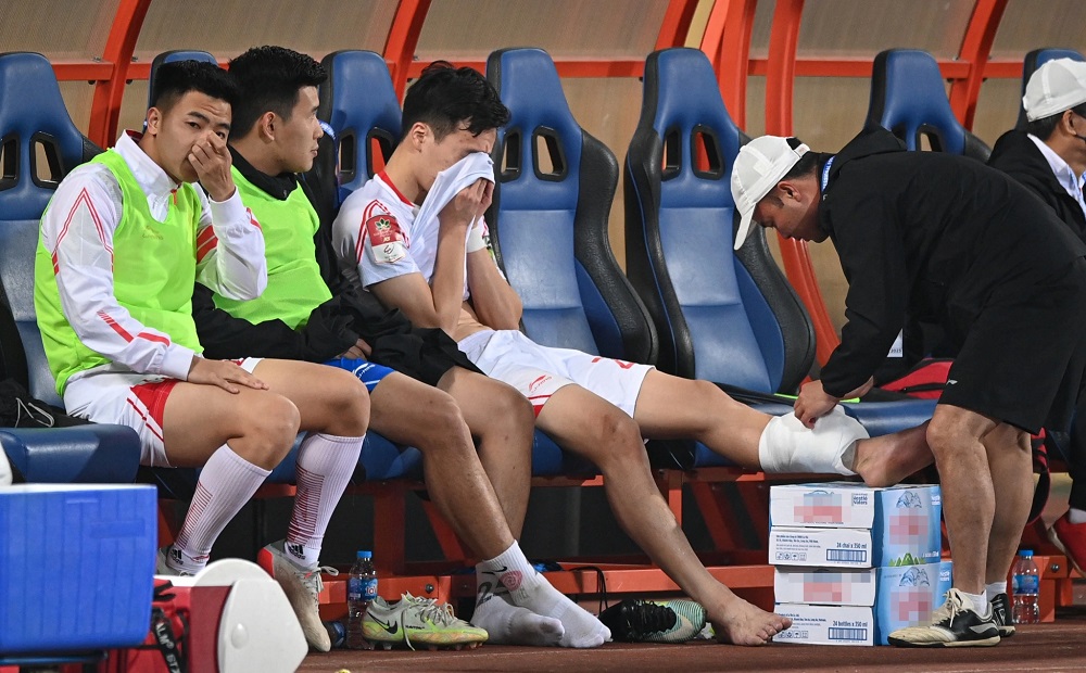 cau thu vao bong nguy hiem voi hoang duc bi treo gio 3 tran 01 cau thu vao bong nguy hiem voi hoang duc bi treo gio 3 tran 01