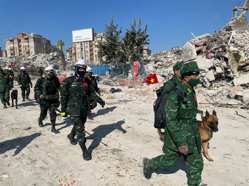 nguoi dan tho nhi ky cam on luc luong cuu nan quan doi viet nam 02