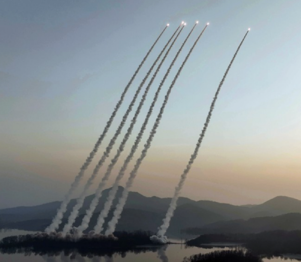 ong kim jong un thi sat don vi phao binh dien tap tan cong hoa luc 06 ong kim jong un thi sat don vi phao binh dien tap tan cong hoa luc 06