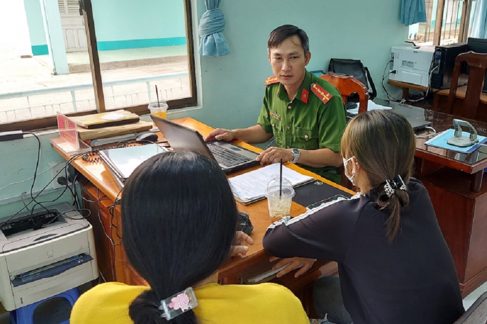 giai cuu thieu nu bi ban lam tiep vien quan kaoraoke 01 giai cuu thieu nu bi ban lam tiep vien quan kaoraoke 01