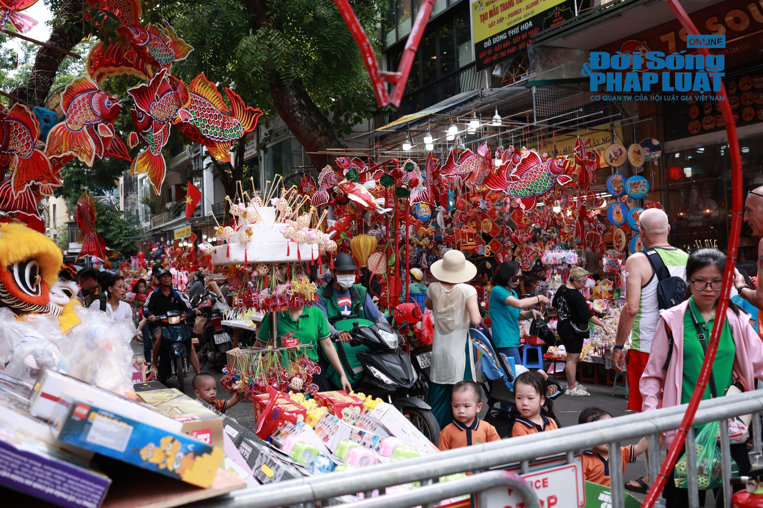 ron rang khong khi trung thu som tren pho hang ma 1 ron rang khong khi trung thu som tren pho hang ma 1