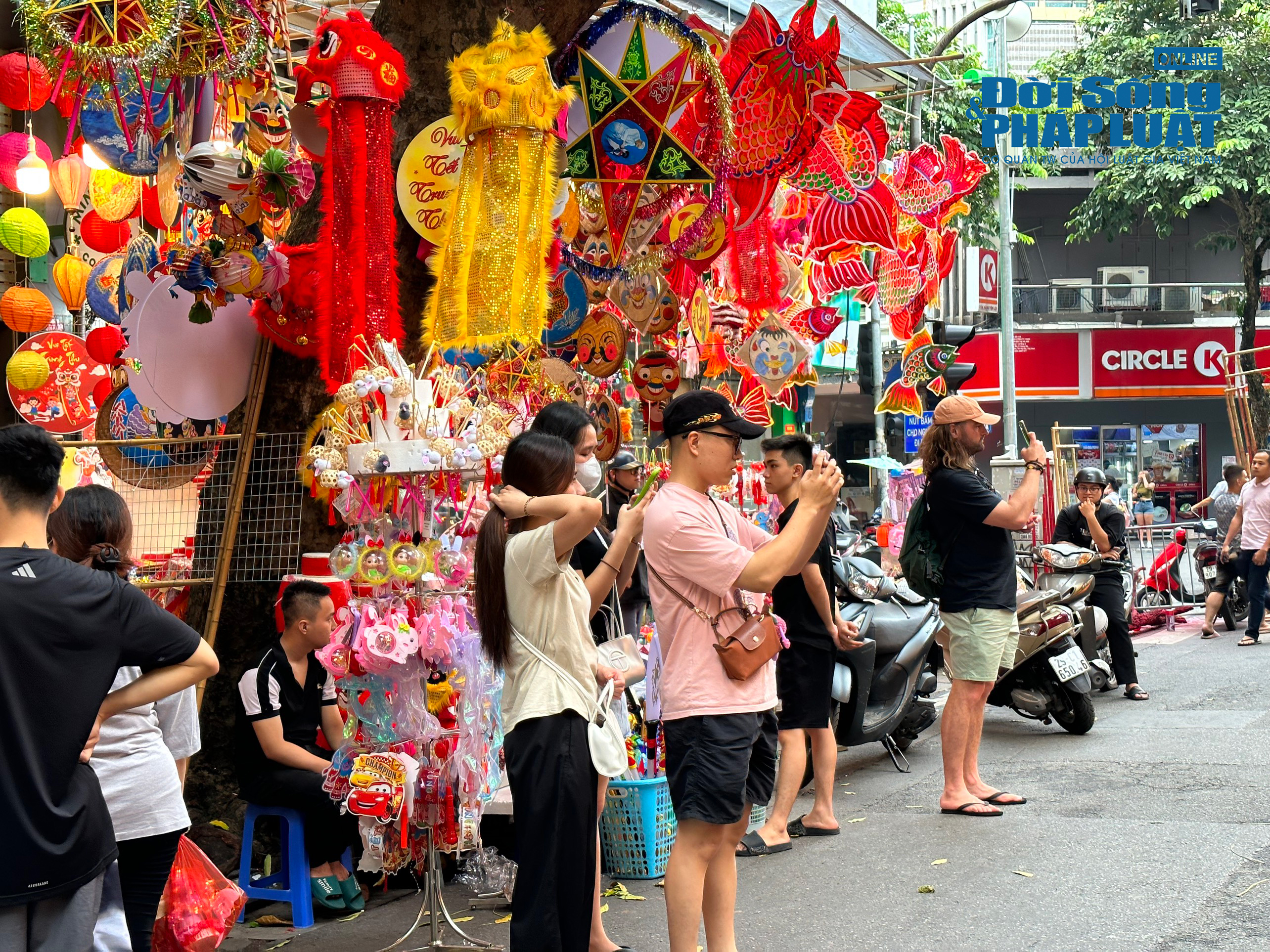 ron rang khong khi trung thu som tren pho hang ma 2 ron rang khong khi trung thu som tren pho hang ma 2