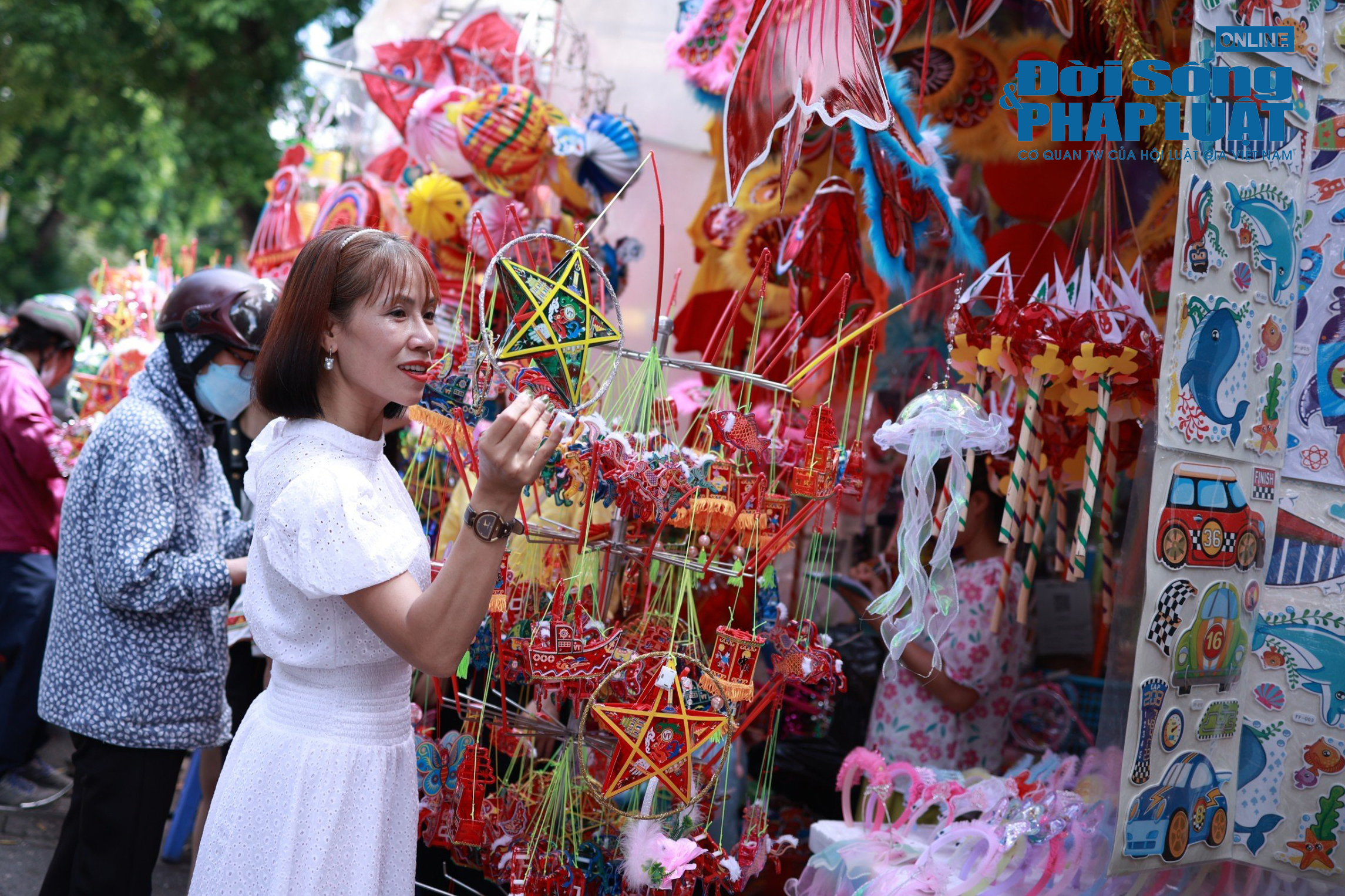 ron rang khong khi trung thu som tren pho hang ma 8 ron rang khong khi trung thu som tren pho hang ma 8