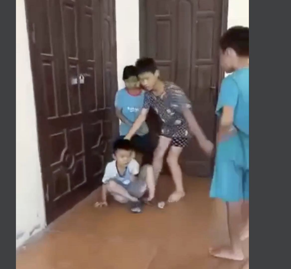 nam sinh lop 7 bi nhom ban quay danh dan den nhap vien nha truong noi gi nam sinh lop 7 bi nhom ban quay danh dan den nhap vien nha truong noi gi