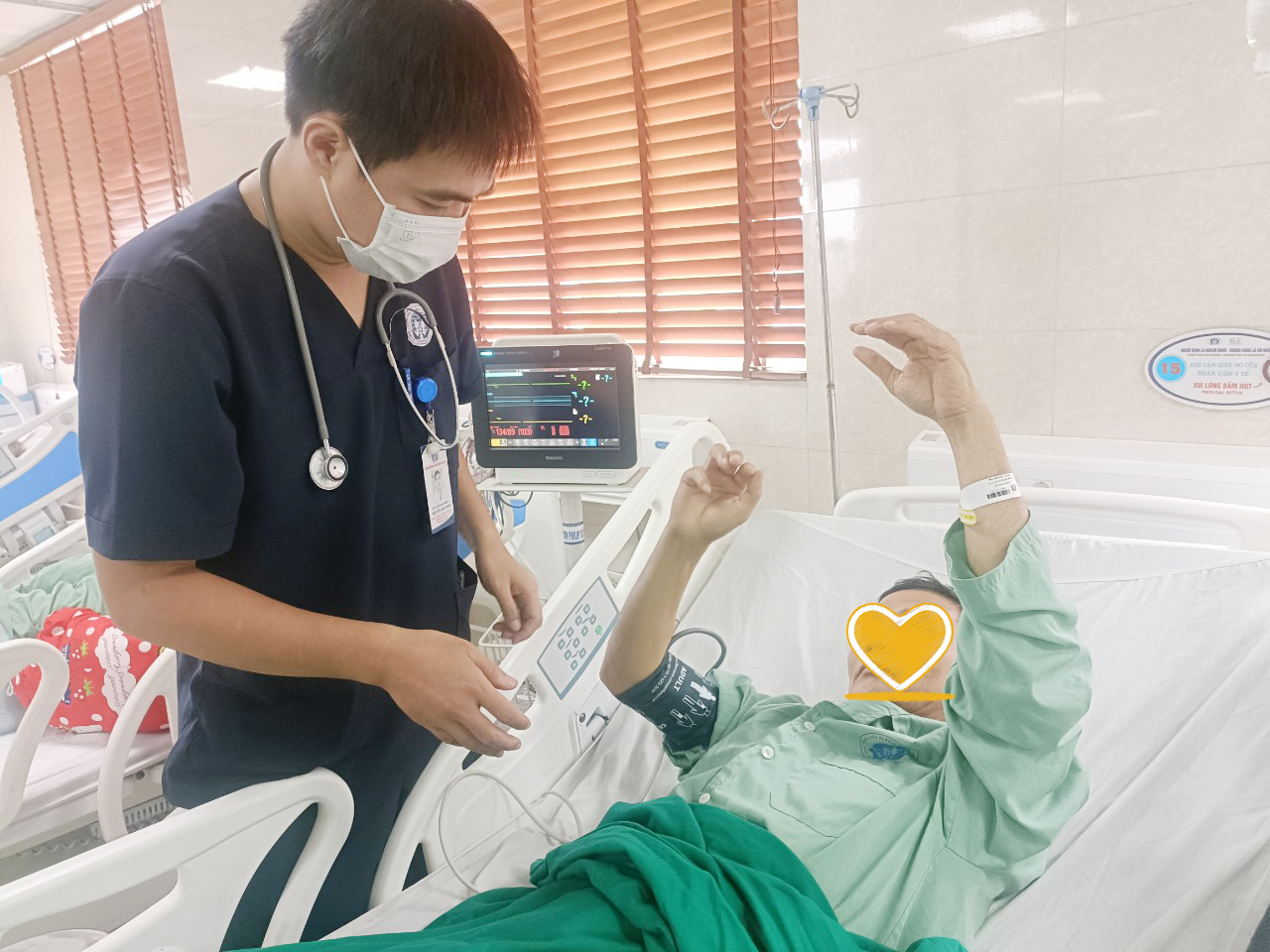 tren duong di cong tac nguoi dan ong bong meo mieng kho noi roi dua khi an com