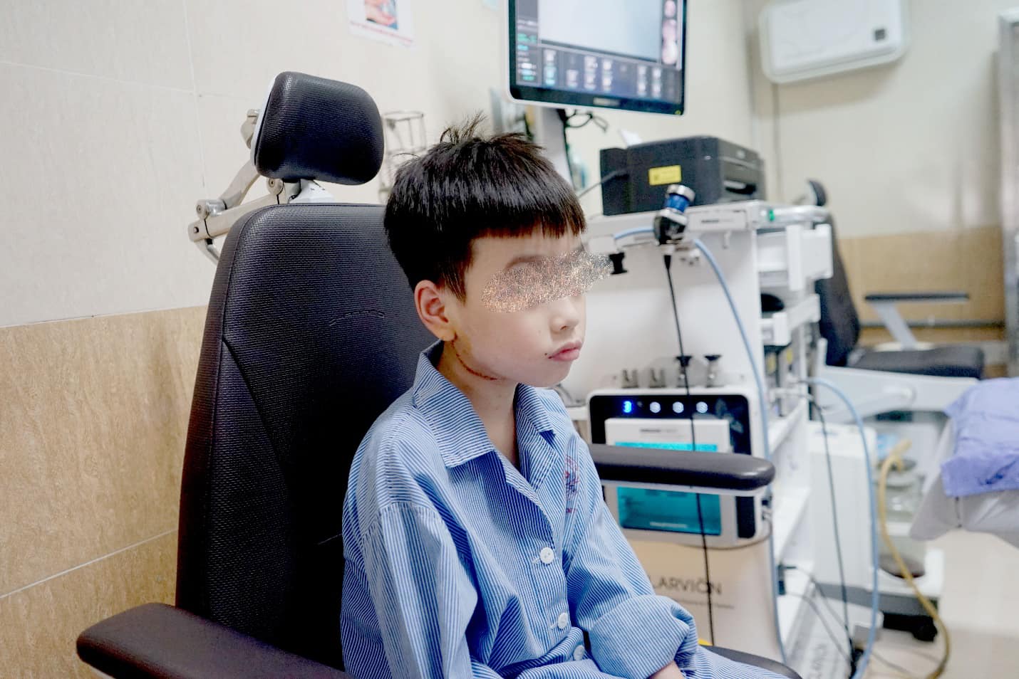 nam nam tim lai khuon mat lanh lan cho con trai vi chiec u goc ham nam nam tim lai khuon mat lanh lan cho con trai vi chiec u goc ham