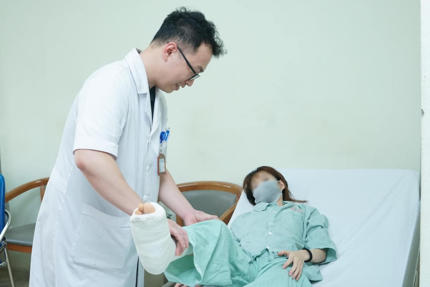 xe tai 1 5 tan can ngang nguoi co gai tre vo bang quang gay da xuong