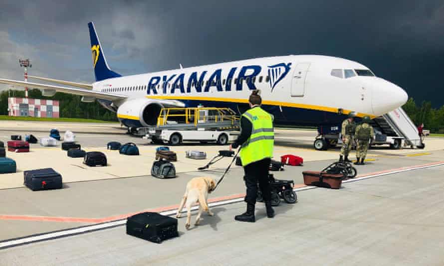 tiem kich belarus tiep can may bay ryanair tiem kich belarus tiep can may bay ryanair