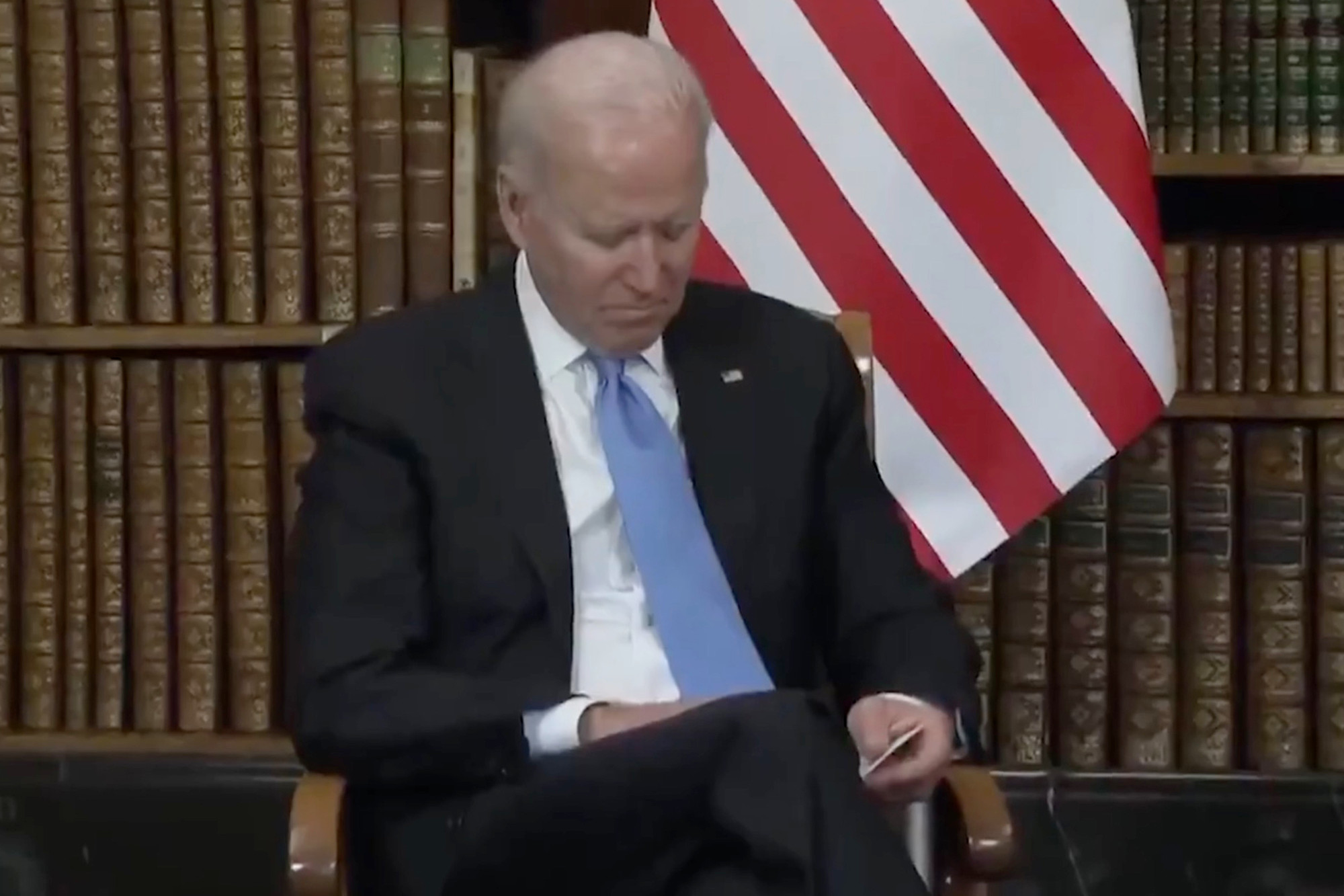 ong biden su dung giay ghi nho ong biden su dung giay ghi nho