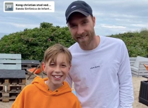eriksen chup anh voi nguoi ham mo1 eriksen chup anh voi nguoi ham mo1