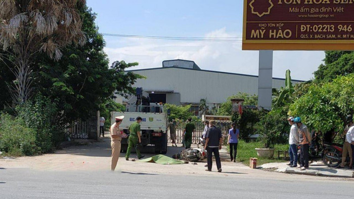 xe tai vao khuc cua gay tai nan