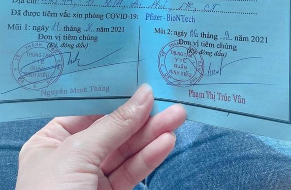 khoe tiem vaccine pfizer nho ong anh