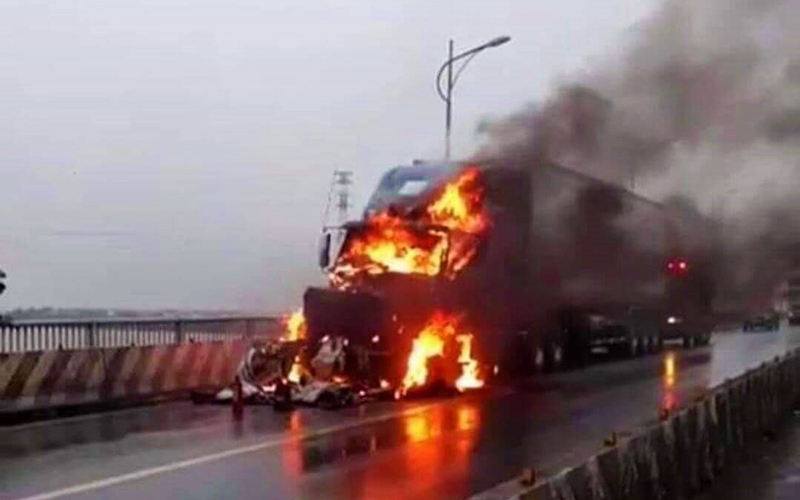 xe container boc chay